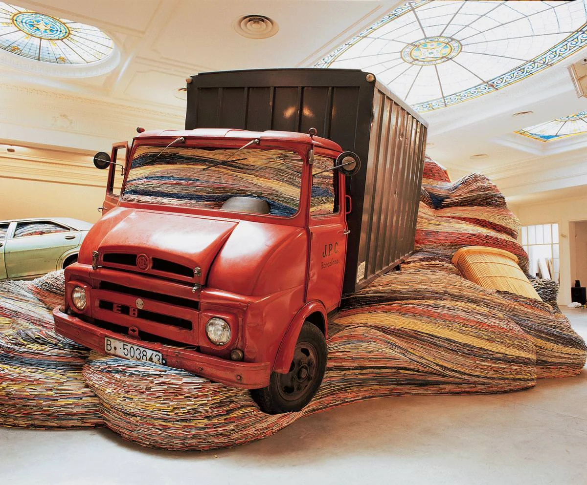 Le gigantesche sculture di carta stampata del professor David March che invadono i musei come le onde di uno Tsunami