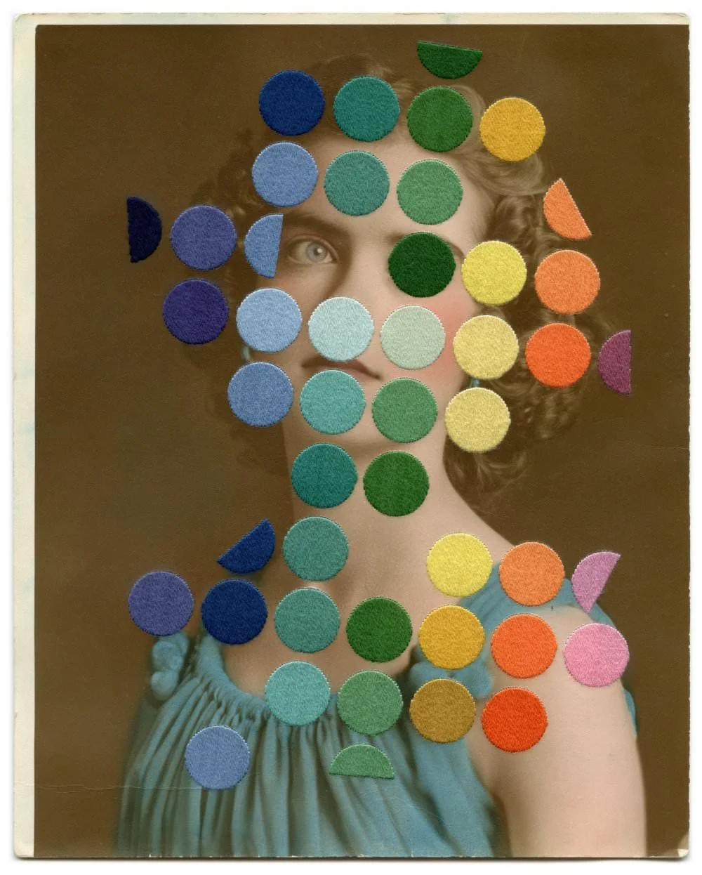 Julie Cockburn, l’artista che ricama le fotografie vintage con fili d’arcobaleno
