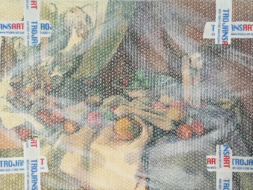 I dipinti iperrealisti di Shen Shaomin che riproducono i capolavori del MoMa impacchettati nel pluriball e scocciati per benino