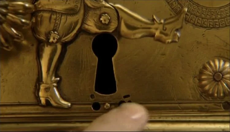 schiacciando il bottone si scopre la toppa