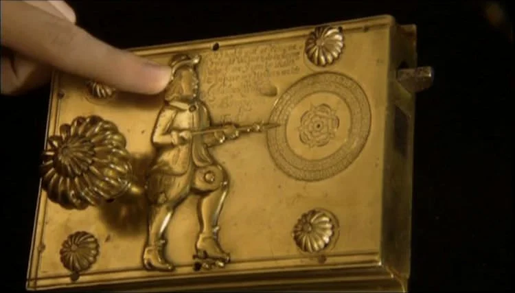 alzando il cappello del soldatino si attiva un secondo perno