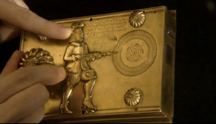 alzando il cappello mentre si gira la maniglia si sblocca il secondo perno