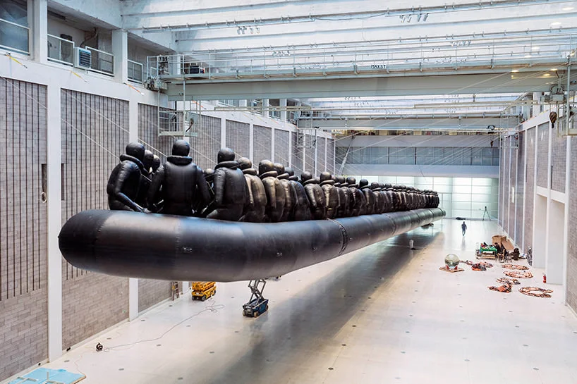 Citando Kafka Ai Weiwei fa volare un mega gommone carico di migranti gonfiabili sulla Galleria Nazionale di Praga