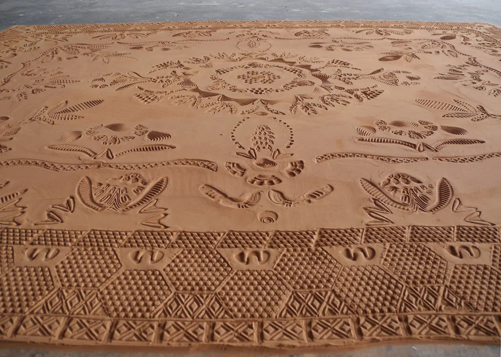L’artista Rena Detrixhe crea tappeti tipo Aubusson con la terra rossa dell’Oklaoma