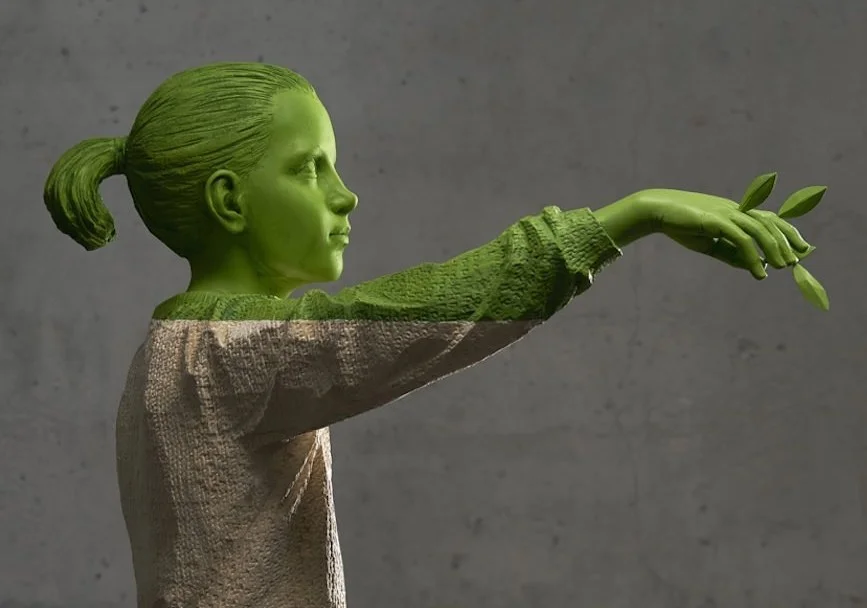 Le sculture in legno di Willy Verginer stravolte da vivaci strisce di colori-design