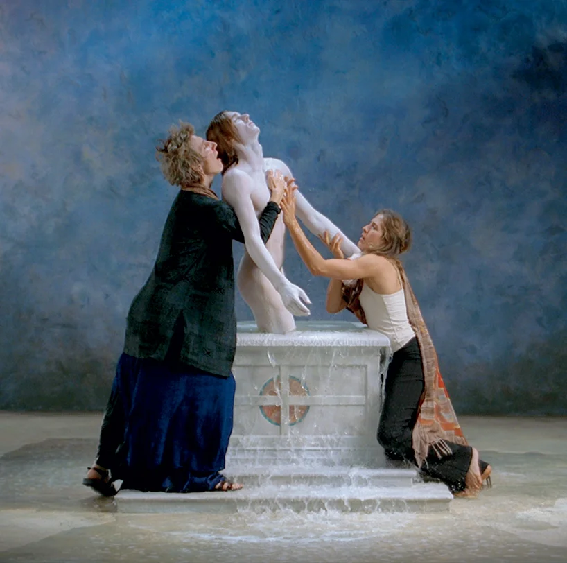 bill viola (new york 1951): emergence, 200211’40” | retroproiezione video a colori hd su schermo a parete in stanza buia;performers: weba garretson, john hay, sarah steben | cm 213 x 213 cm 5 x 5 x 7, dimensions roomlong beach, CA, bill viola studio