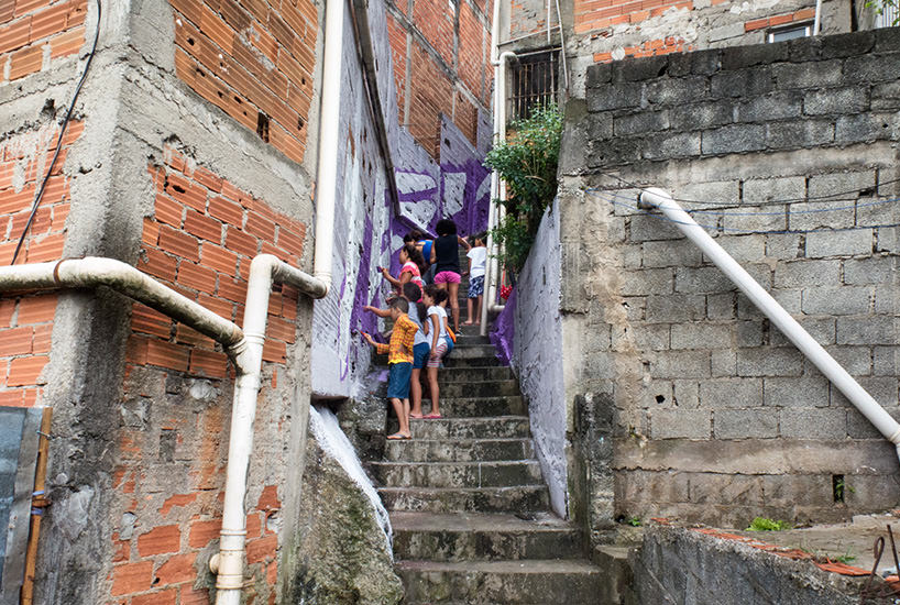 Boa Mistura, Luz nas Vielas, 2017, location durante l'intervento di street art