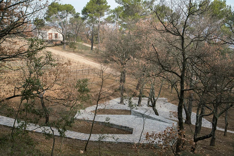 Ai Weiwei crea un sentiero a forma di scettro Ruyi in mezzo ai vigneti di Château la Coste