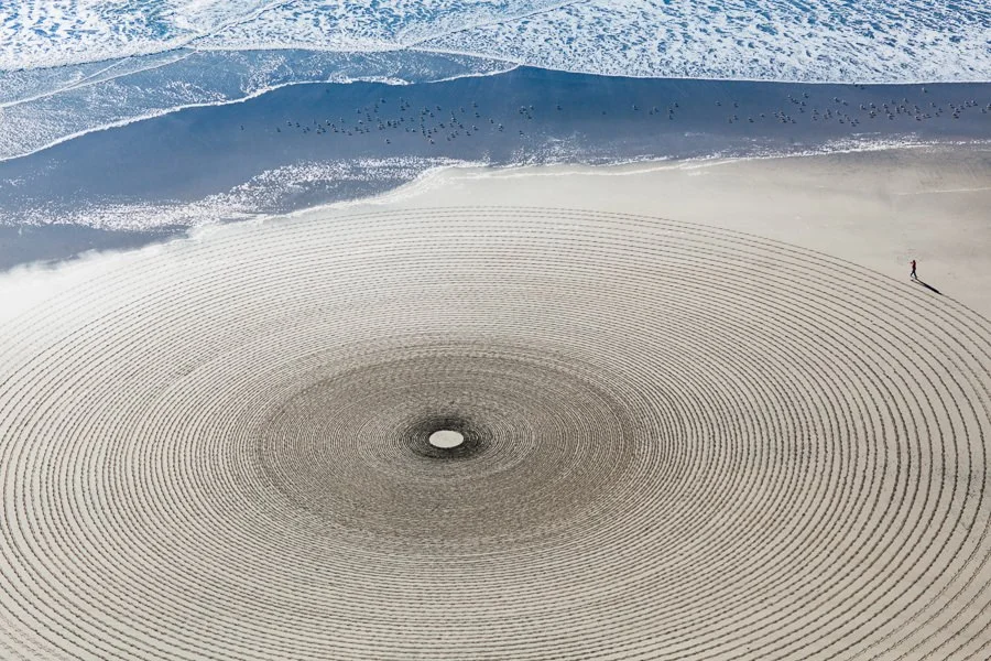 La Land-art effimera di Jim Denevan orna le spiagge di enormi disegni