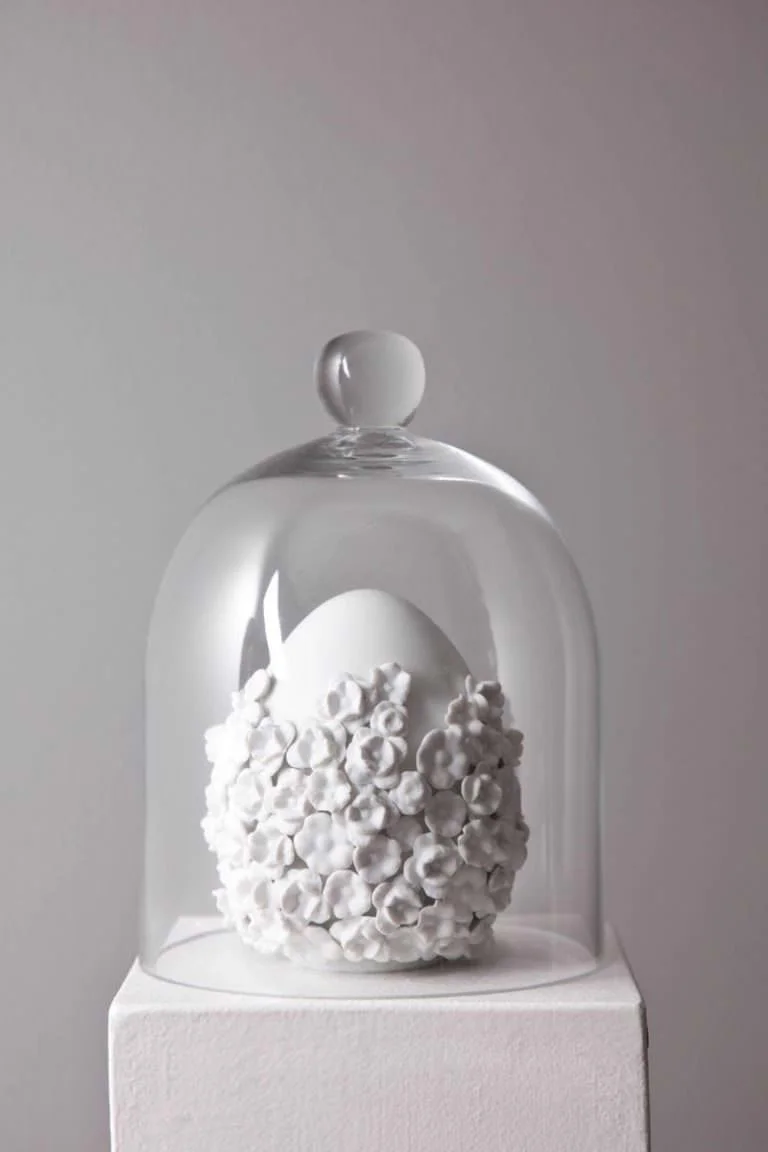 “White splendeur,” 2017. 13x11x11 cm. Porcellana di Limoges, smalto e biscuit.