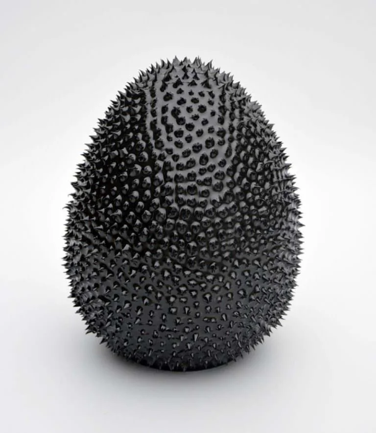 “Mamba,” 2017. 20x16x16 cm. Porcellana di Limoges, smalto, sovrasmalto nero dipinto a mano.