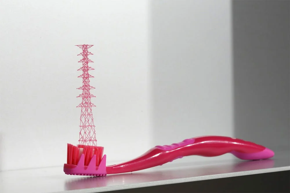 L’artista Takahiro Iwasaki che scolpisce spazzolini da denti, asciugamani, scope e rotoli di nastro adesivo