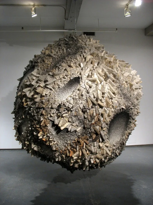 L’artista Chun Kwang Young che crea enormi sculture con migliaia di minuscoli pacchetti in carta di gelso
