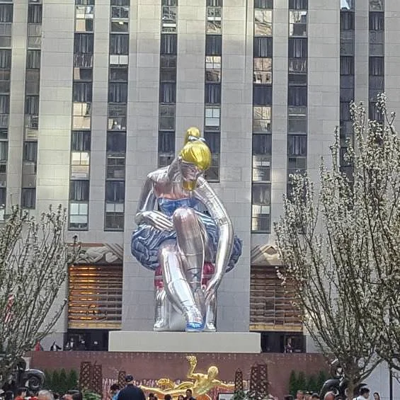 jeff-koons-seated-balllerina-rockefeller-center-03