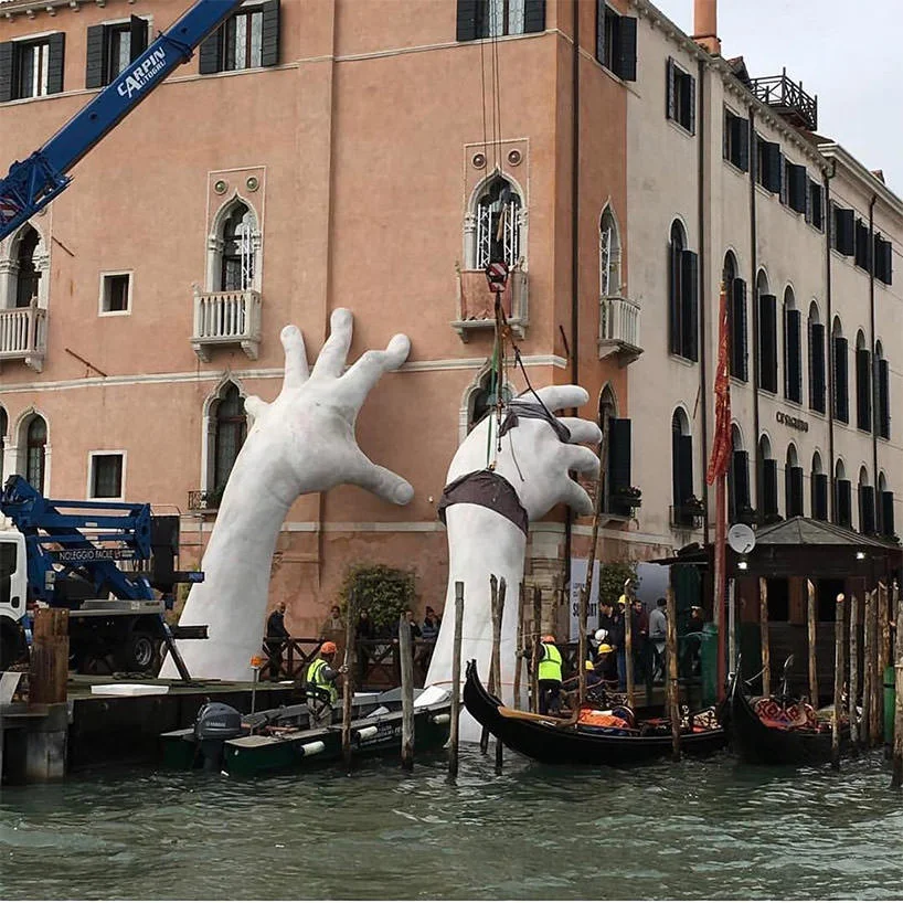 lorenzo-quinn-support-biennale-arte-venezia-2017-02