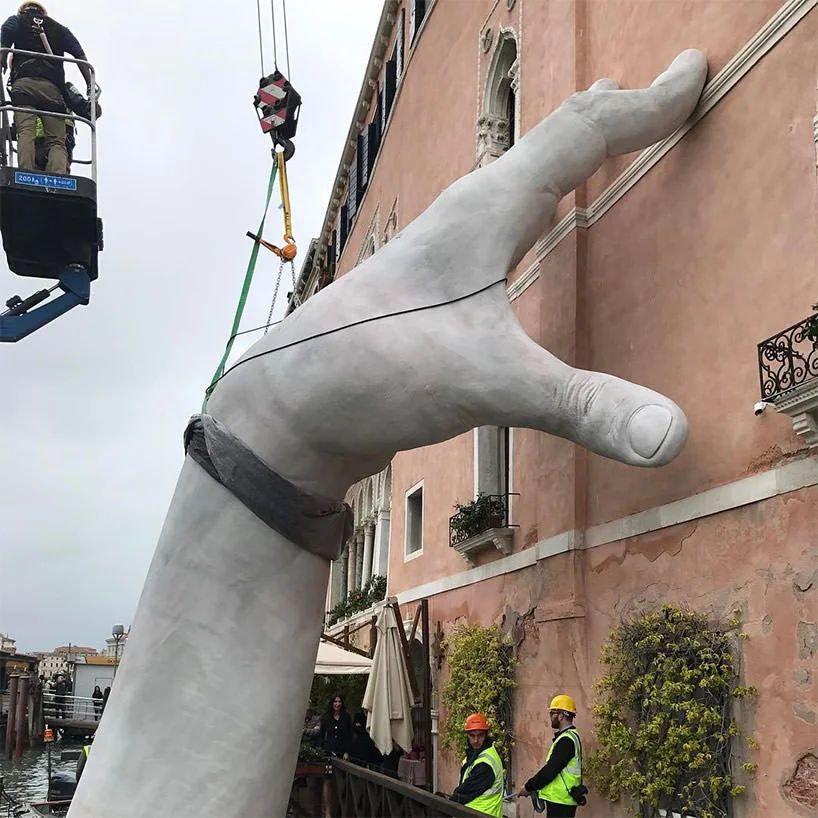 lorenzo-quinn-support-biennale-arte-venezia-2017-02
