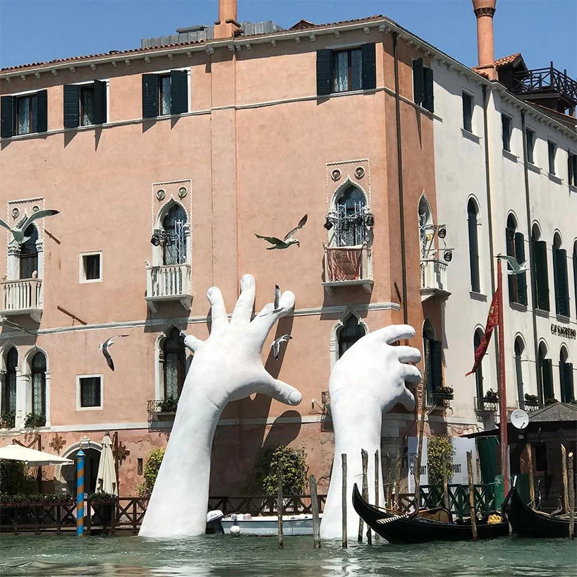 Le manone di Lorenzo Quinn che sostengono Venezia in occasione della Biennale d’arte 2017