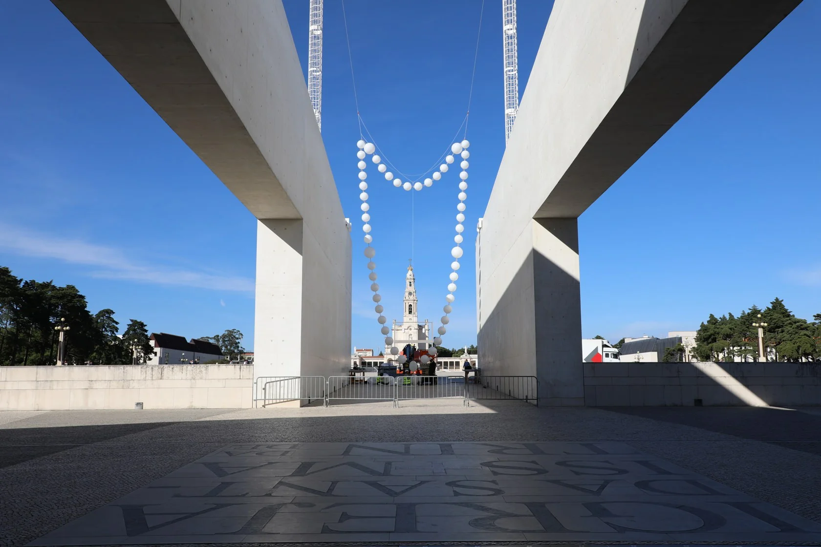 joana-vasconcelos-suspensao-fatima-01