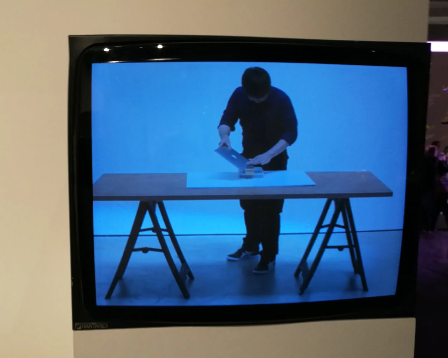 Shimabuku, 'Sharpering a Macbook Air", la video installazione alla biennale di Venezia 2017, photo: artbooms