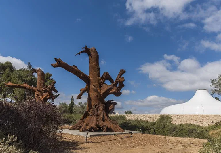 Ai Weiwei pianta degli enormi alberi di ferro nel parco del Museo di Israele