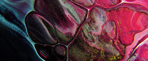 Thomas Blanchard che mixa colore, olio e sapone per creare un video in bilico tra le foto della Nasa e l'Astrattismo