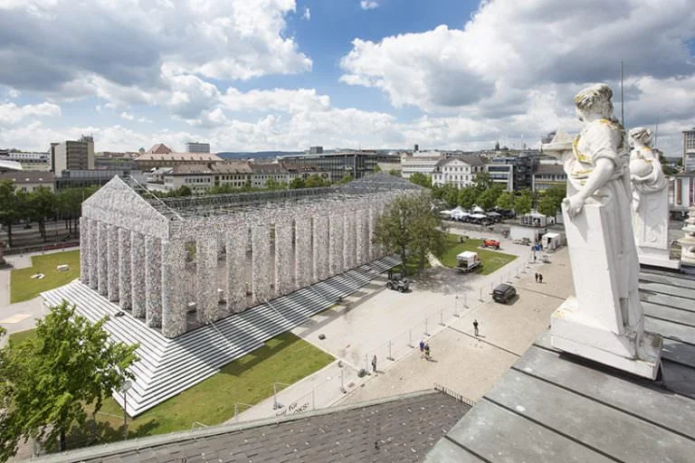 Kassel: Marta Minujin costruisce una copia a grandezza naturale del Partenone con 100mila libri censurati dai regimi del mondo