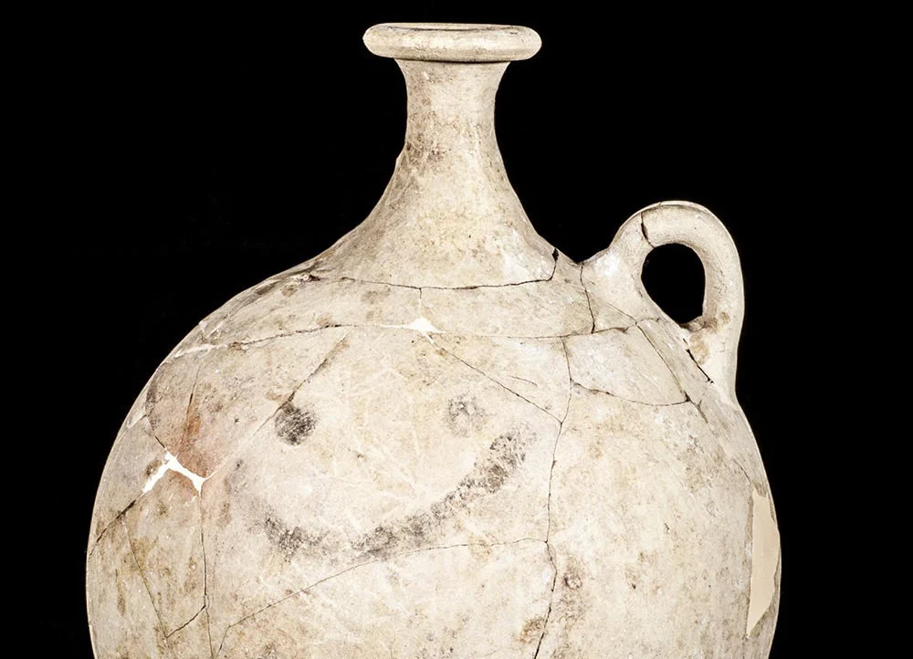 Gli archeologi scoprono uno smiley dipinto su una brocca di 3700 anni fa