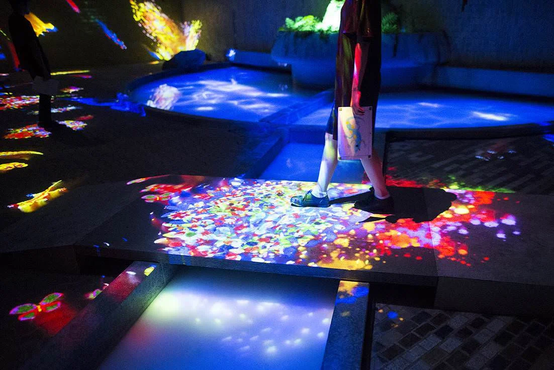 Teamlab, "Graffiti nature - Living in the ruins of a bathhouse"