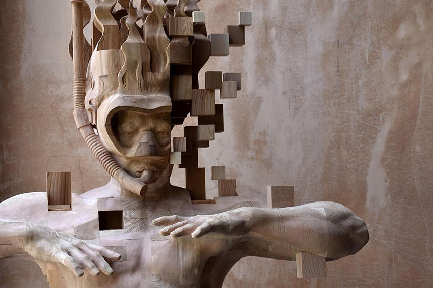 Le sculture in legno di Hsu Tung Han iperrealiste e pixelate come ologrammi mal riusciti 