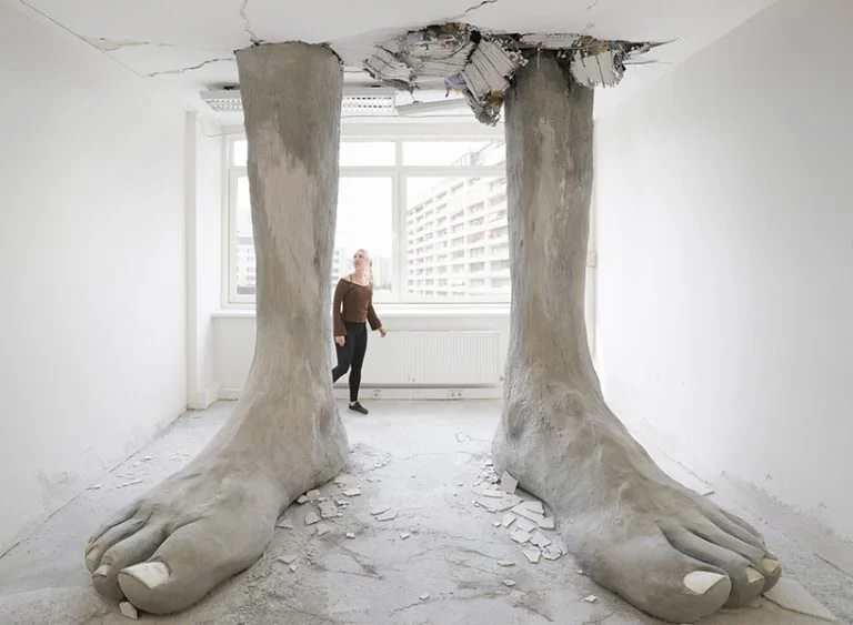 Un gigante abbatte il soffitto di una banca abbandonata di Berlino. By Mario Mankey