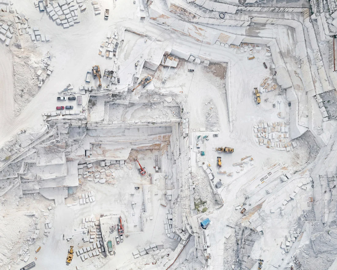 Il candore delle cave di Carrara che nella fotografia aerea di Bernhard Lang si fa Astrattismo