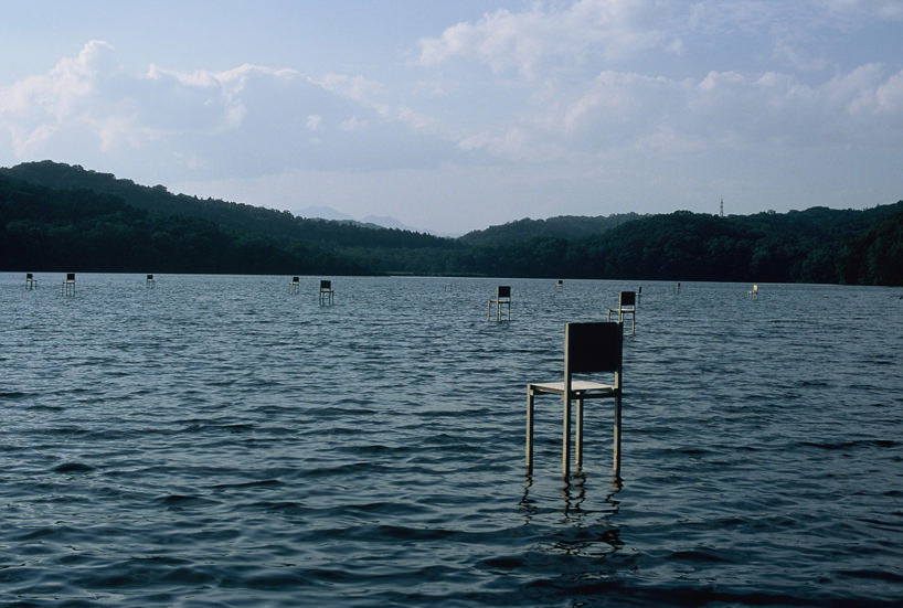 La magica installazione di Hidemi Nishida che ha fatto galleggiare decine di sedie su un lago giapponese