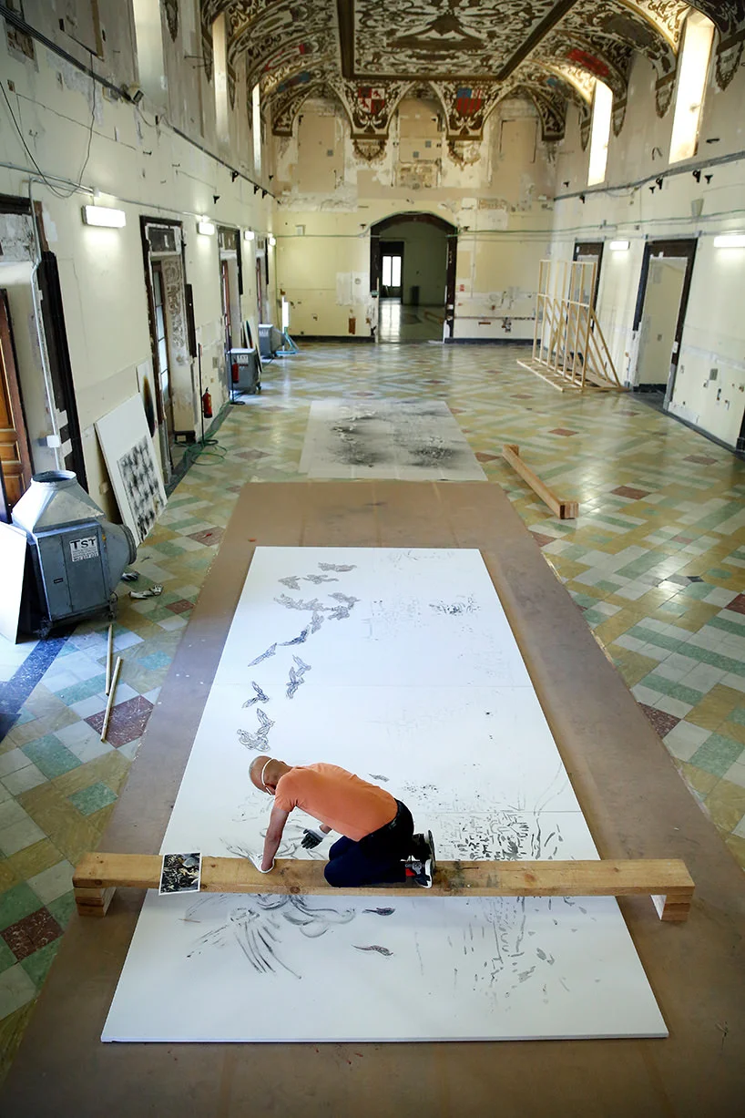 cai guo-qiang durante la creazione del dipinto a polvere da sparo 'day and night in toledo' al salón de reinos, madrid, 2017;&nbsp;© museo nacional del prado