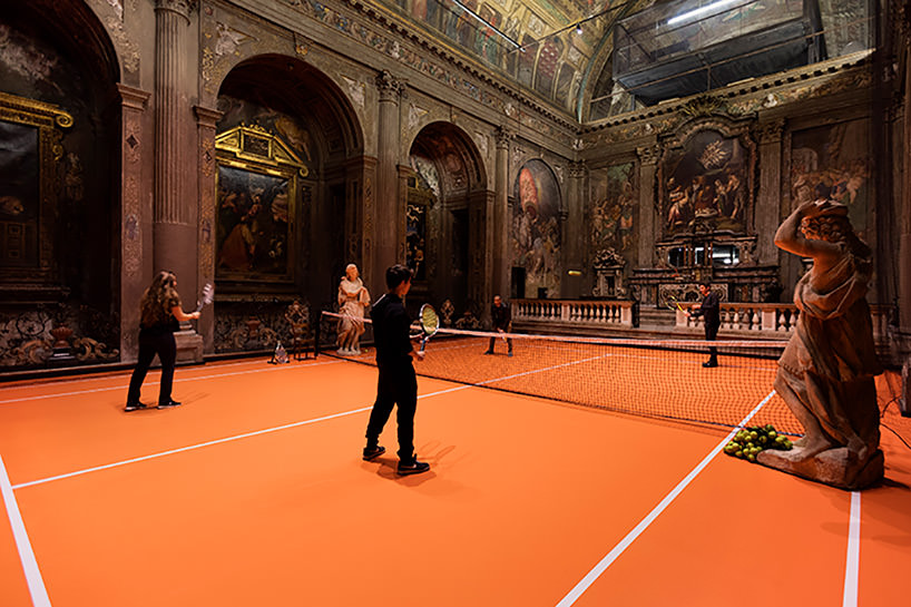 L’artista Asad Raza ha trasformato una chiesa cinquecentesca di Milano in un campo da tennis