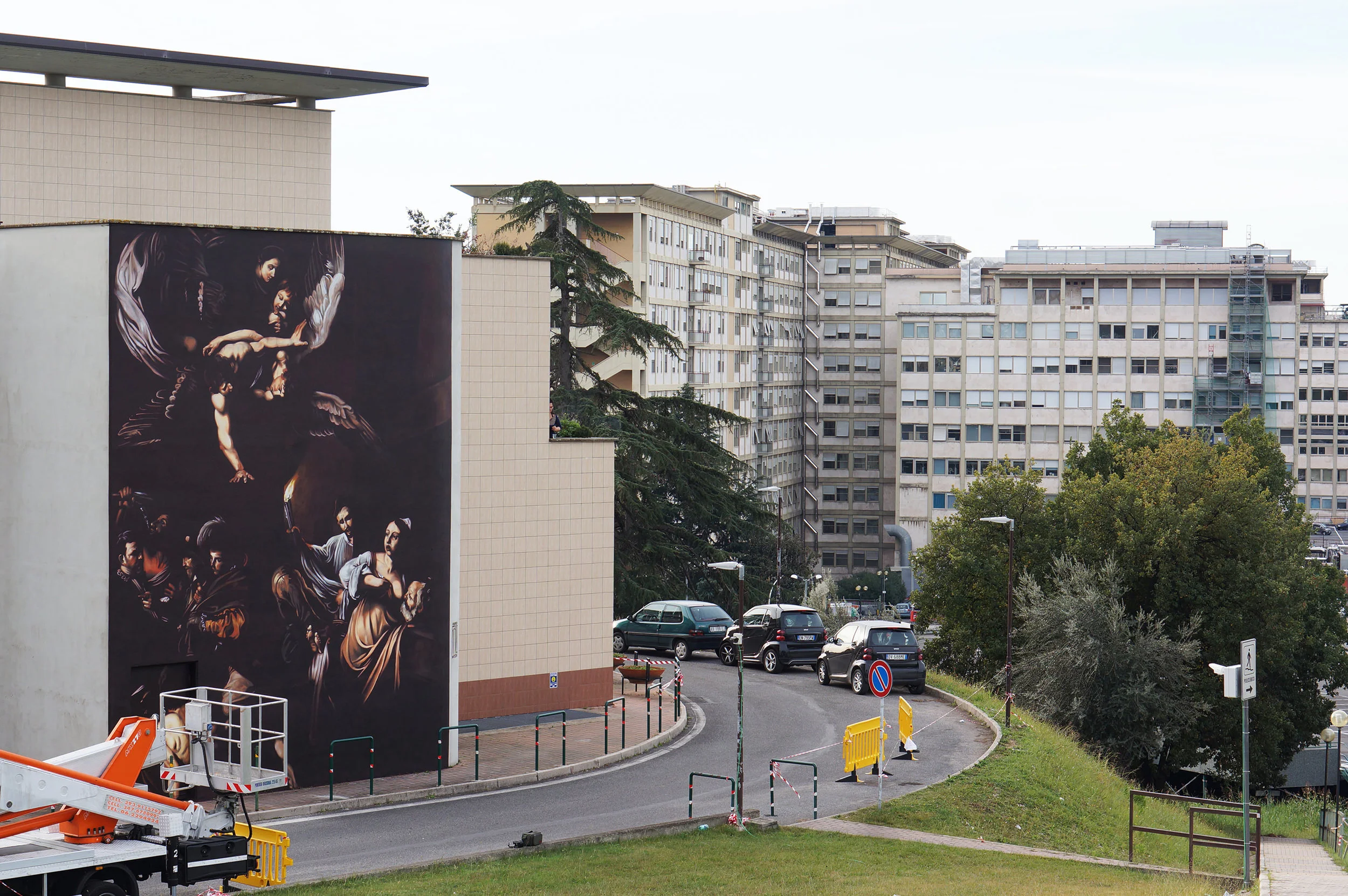 Andrea Ravo Mattoni che riproduce i capolavori con le bombolette spray ha dipinto un gigantesco Caravaggio all’ospedale di Roma