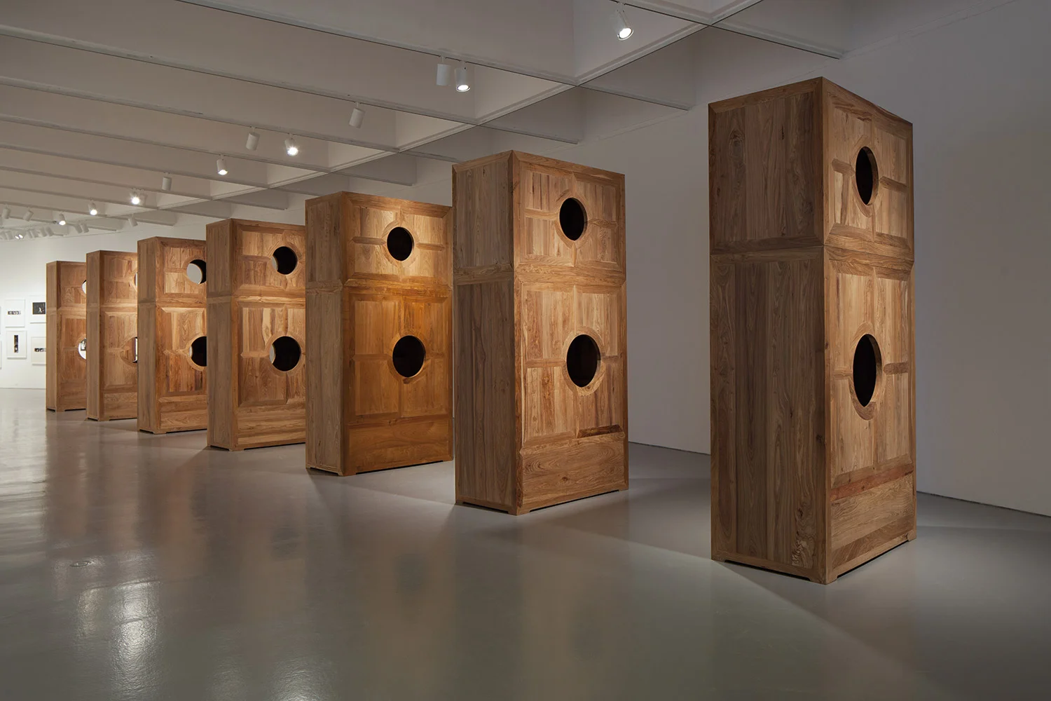 Ai Weiwei, Moon Chest, 2008 legno di Huang Hua Li (Huali) 320 x 160 x 80 cm cada uno. photo © Ai Weiwei Studio, Berlín, 2017