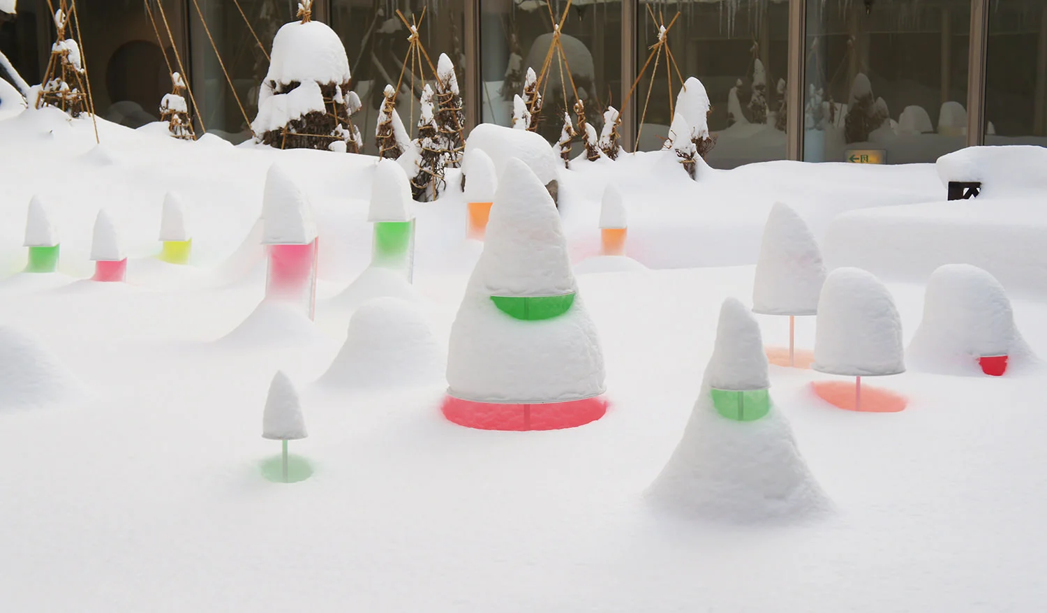 le nevicate a sapporo sono intensissime. la serie 'snow pallet' evidenzia il mutare del paesaggio