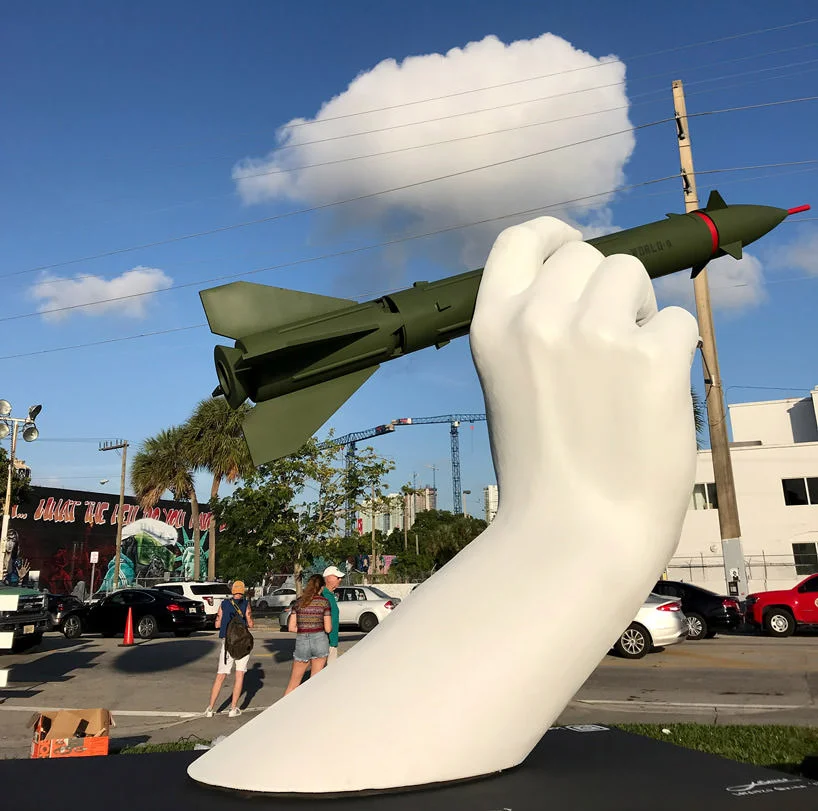 Lorenzo Quinn, A Dangerous Game, Miami;&nbsp;photo © designboom