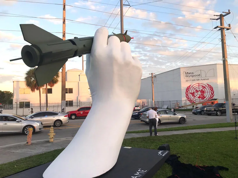 Lorenzo Quinn, A Dangerous Game, Miami;&nbsp;photo © designboom