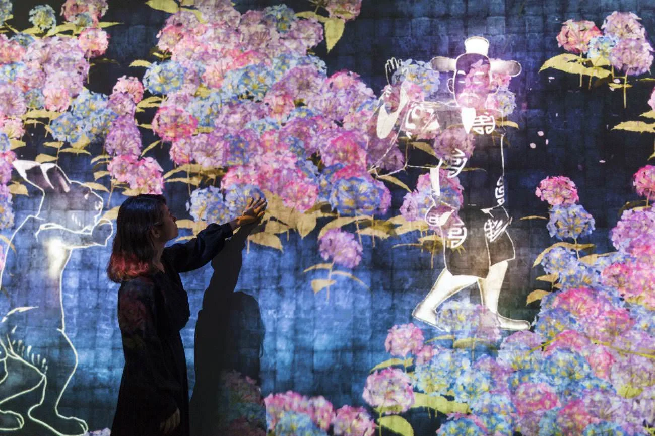 Teamlab,&nbsp;‘Walk, walk, walk: search, deviate, reunite’, National Gallery of Singapore