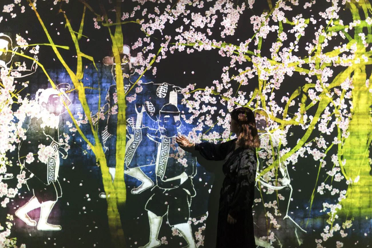 Teamlab,&nbsp;‘Walk, walk, walk: search, deviate, reunite’, National Gallery of Singapore