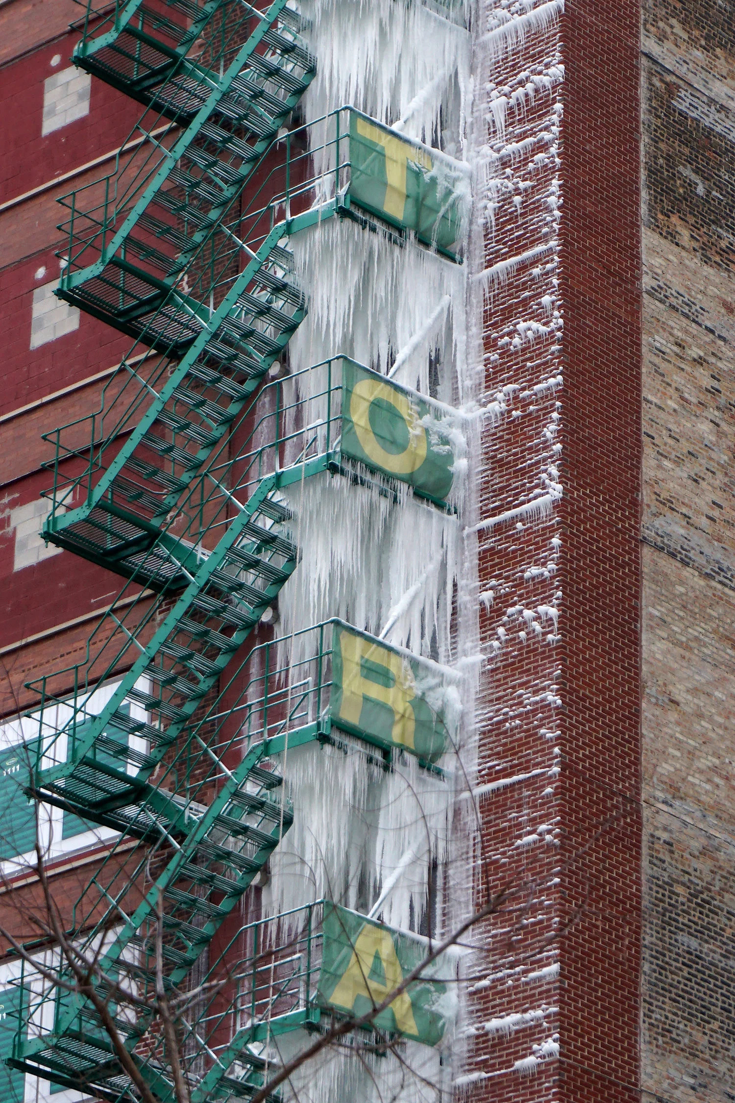 L'impianto antincendio va in tilt e l'insegna di un hotel di Chicago si trasforma in una torre di ghaccio