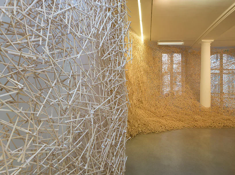 Tadashi Kawamata invade un antico edificio parigino con un enorme nido fatto di… bacchette