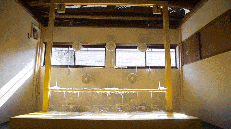 L’artista Rintaro Hara ha inventato una macchina che fa bolle di sapone giganti