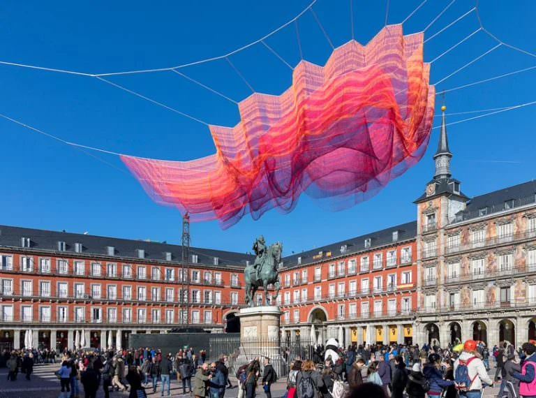 Janet Echelman fa volare su Madrid un’enorme scultura intrecciata a mano per celebrare i 400 anni di Plaza Mayor