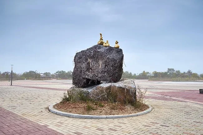 You Were There: DMZ Project 2017 : DMZ Peace and Culture Square;&nbsp;Rocks, 24K gold leaf,&nbsp;urethane paint Courtesy of the artist Supported by Cheorwon-gun, Korea Curated by Samuso Photo: Yang Ian ⓒYeesookyung