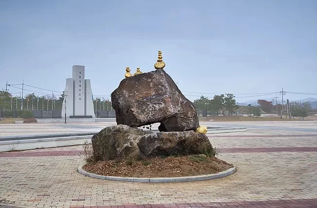 Yee Sookyung ha punteggiato con torri di pietre ricoperte d’oro la zona demilitarizzata coreana