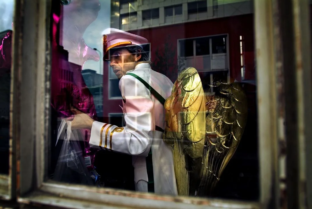 A Belgian Angel, © Alain Schroeder.&nbsp; Un uomo torna a casa dopo il festival di Mayboom a Bruxelles