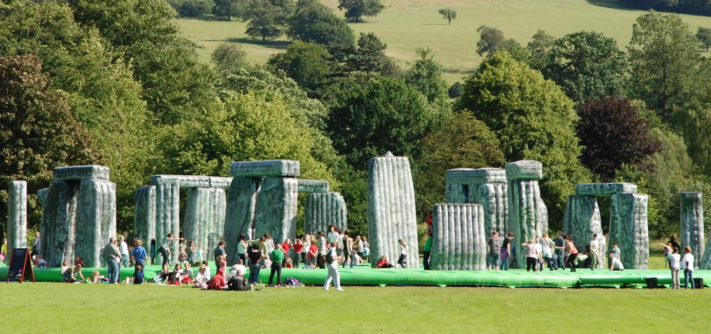 Arriva a Milano la Stonehenge di Jeremy Deller. A grandezza naturale, dissacrante e… gonfiabile