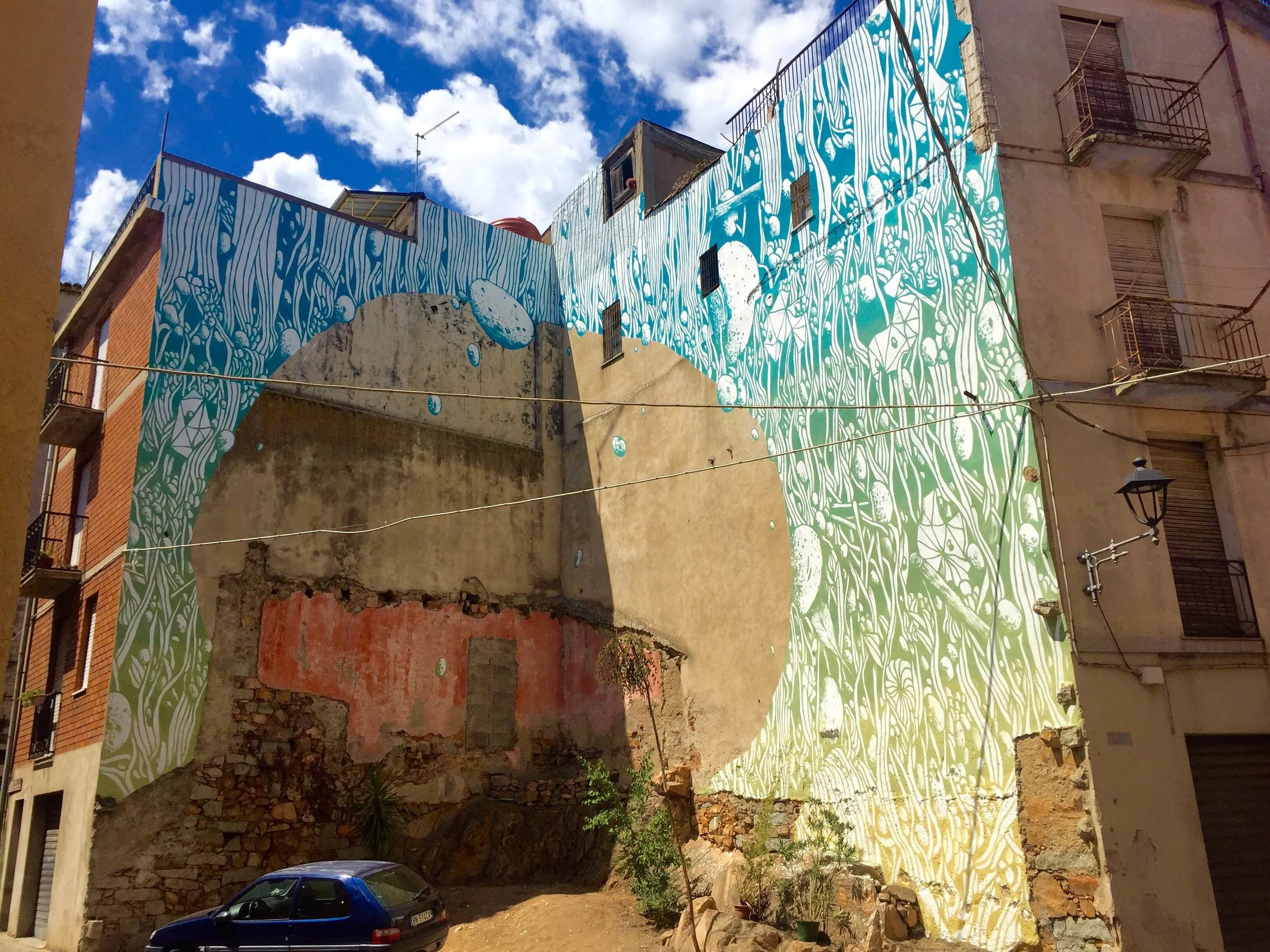 La street art di Tellas che porta un brulicante mondo costiero sui muri delle città